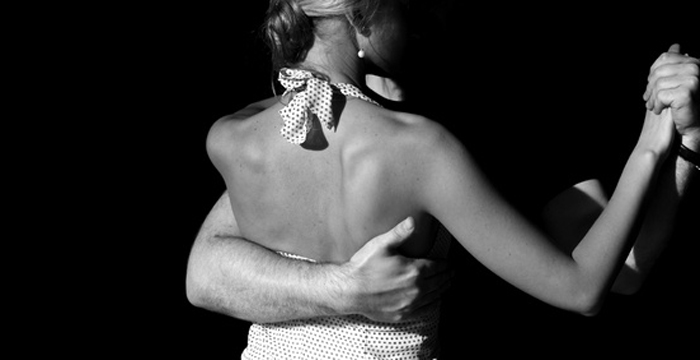 Tanzpaar in enger Tango-Umarmung, schwarz-weiß